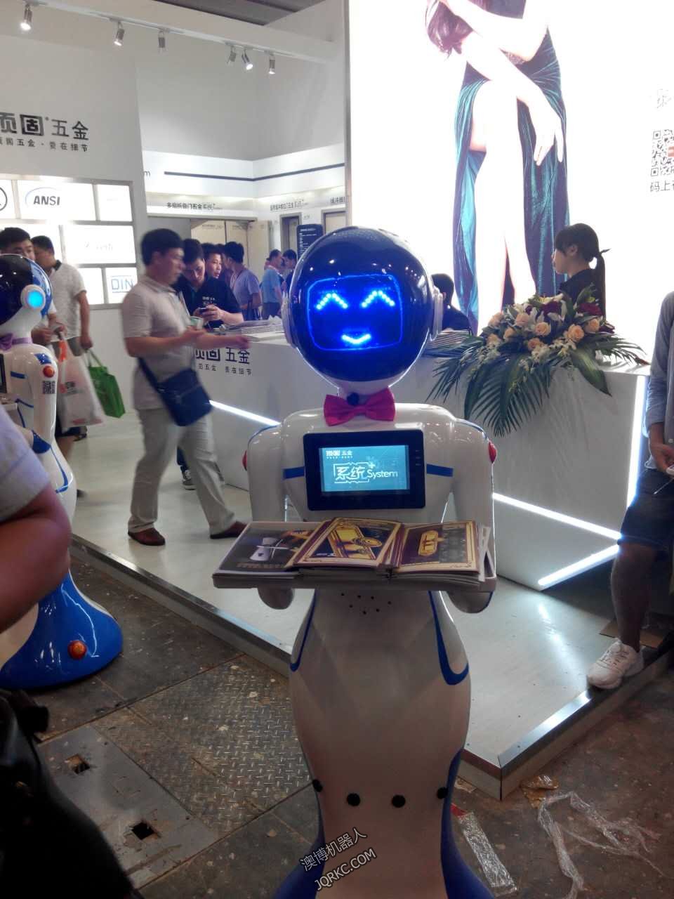 送餐機(jī)器人送外賣(mài)？快遞小哥做什么